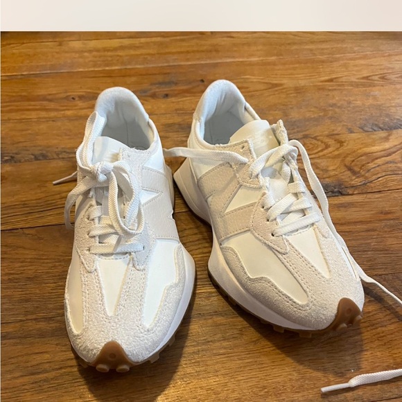 White New Balance 327 - Picture 1 of 3